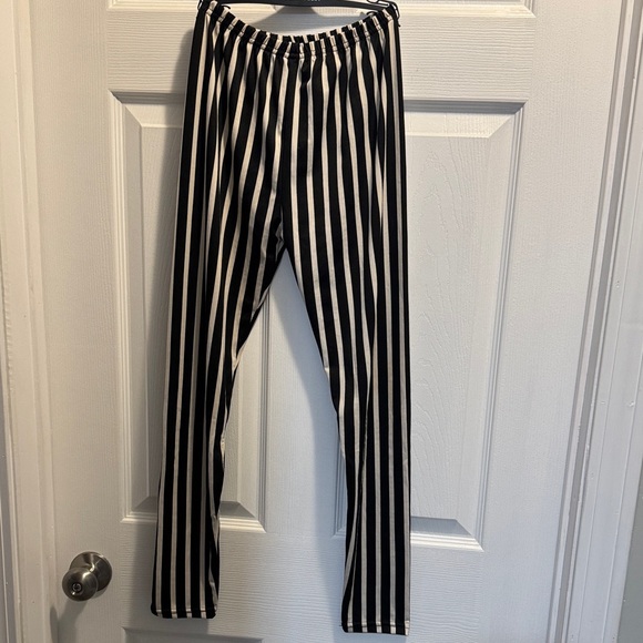 Chic Black and White Striped Women's Leggings - Picture 2 of 2